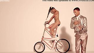 Robin thicke gives the sensual dance