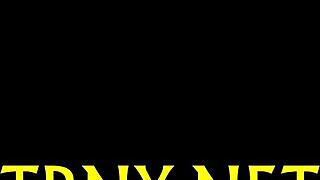 Fiatal transz szenvedéllyel nyeli a vastag rudat