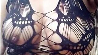 Me pongo lenceria y grabo un baile sexy para mi amigo, quien me pidio verme desnuda. Luego insistio en una cita para estar juntos.