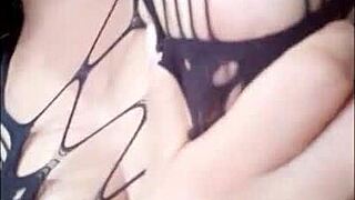 Me pongo lenceria y grabo un baile sexy para mi amigo, quien me pidio verme desnuda. Luego insistio en una cita para estar juntos.