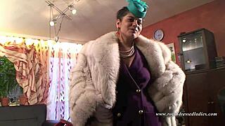 Elegantní česká děvka cucá a sere tvrdě