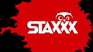 Сладка латиноамериканка се наслаждава на почивка от ученето с приятели