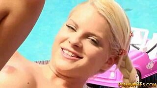 Loirinha petite Kimmy brinca com vibrador na buceta