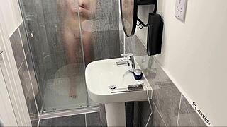 Wow, mijn prachtige huisgenoot naakt betrapt onder de douche op verborgen camera!