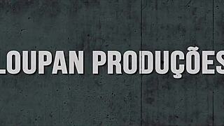 Morena shows off big ass in car