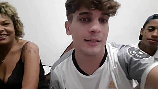 Hej, vill du se transkillar och ett styggt par från RJ bli vilda bakom scenen?