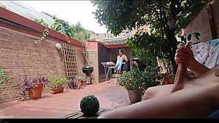 Jeg blottet kukken mens stemor brettet klær og fikk meg tatt