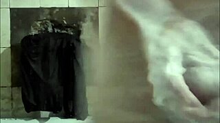 I aprovecha the shower for a good paja, pablo style