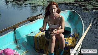 Roztomilá mladá holka 18+ masturbuje dildem na lodi při rybaření v lese