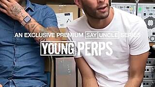 Anak tiri hunk aku dan ayah tiri kongkek keras di sofa semasa malam filem, suka setiap saat.