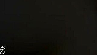 Malá dievčina ohnutá v doggystyle POV, dostáva drsný deepthroat a hardcore súlož