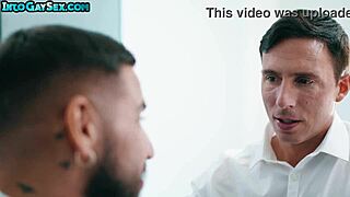 Татуированный гей-красавец долбит лучшего друга в миссионерской позе без резинки