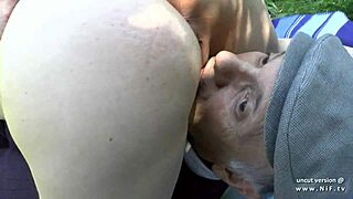 Güzel Fransız kızıl saçlı amatör yaşlı voyeur tarafından açık alanda vahşi grup aksiyonunda sikiliyor