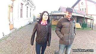 Muž pomáha pri vyšetrení panenstva a odpanení panenskej mladej ženy