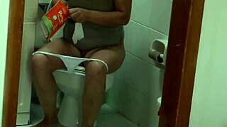 Wow, stedmors behårede fisse skinner efter strandknep hele natten!