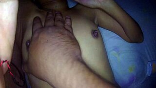 hey, quieres ver cómo masajeo a mi prima y juego con su coño sexy?