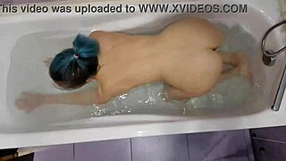 En i badrummet: Rysk solo-masturbation under Viva Forever i våt badscen