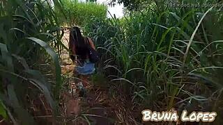 Ei, confere Bruna Lopes em ação anal selvagem na aventura dos trilhos parte 1!