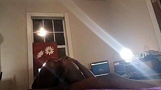 现在射在这个性感熟女的逼里，带劲的性爱预览