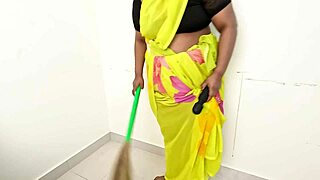 गोल-मटोल मेड श्रीदेवी आंध्रा से टॉय के साथ टीज़ करती है, उसकी वाइल्ड सोलो प्ले देखना चाहते हो?