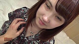 Nälkäinen aasialainen tyttö kiusoittelee sensuroimattomassa toiminnassa?