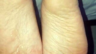 i cum on her feets durin footjob she rubs my coc