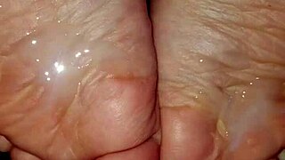 i cum on her feets durin footjob she rubs my coc