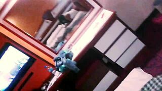 mientras me la cojo revisa su facebook