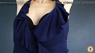 Julia V Earth doet een verleidelijke striptease