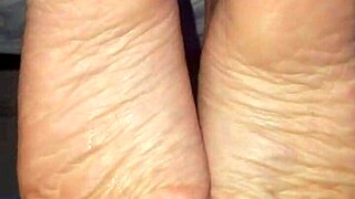 i cum on her feets durin footjob she rubs my coc