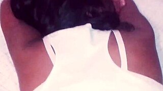 mientras me la cojo revisa su facebook