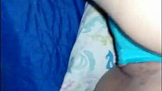 Figyelem a mostohaanyát a szobájában, látom hogyan alakul