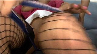 레즈비언 여대생들 기숙사에서 야생 스쿼팅 탐험