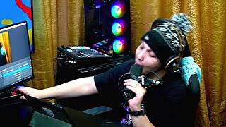 Ela ficou de quatro na mesa e empinou para o apresentador bem gostoso.