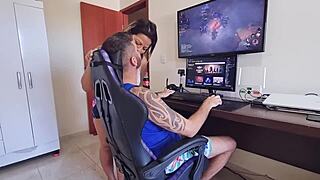 girlfriend seduces with big ass, making me lose the game