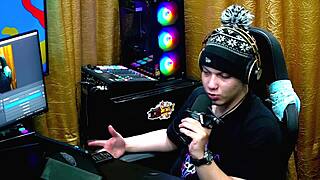 Ela ficou de quatro na mesa e empinou para o apresentador bem gostoso.