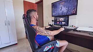 girlfriend seduces with big ass, making me lose the game