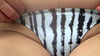 Obrovský kokot ma uspokojuje na pláži po bliknutí a lízaní