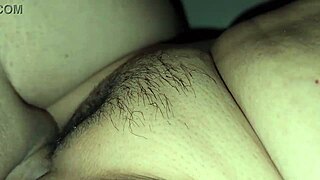 Przyjaciel męża zakrada się, by wyruchać mi dupę podczas drzemki, z nutką dzikiego trójkąta