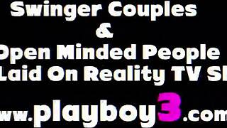 Kanadalainen malli riisuu pienen vartalonsa ulkona soolokohtauksessa