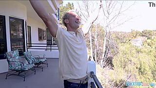 Хорна млада Клара Тринити јебе Кларка Кента код куће