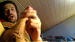 Gay Amateur Masturbates Solo in Detailed Scene