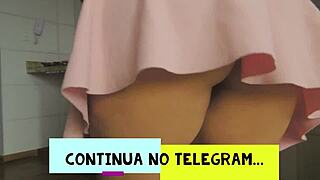 Bruna Lola Cavala vasker vindu i truser og gjør oppvask mens hun viser stor rumpe