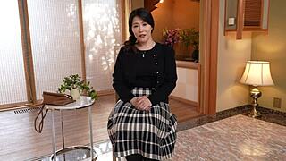 İlk kez ev kadını Mina Matsuoka, vahşi göğüs aksiyonu ve yoğun el işinde