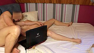 Faen, jeg så kona mi knulle to karer etter porno tente henne