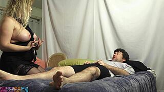 Stiefmoeder helpt stiefzoon klaarkomen met foute move