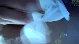 Horúca Ázijka prichytená cikajúca na záchodovej kamere