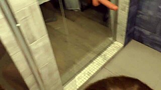 Rdečelaska debeluha mlada ženska 18+ jezdi na dildotu in dobi trdo jebano.