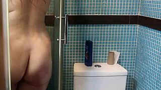 Geil! Hab meine dicke Stiefschwester beim Duschen und hartem Masturbieren erwischt