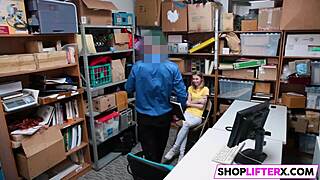 Wow! Tonåring tar enorm kuk efter snatteribust på jobbet!